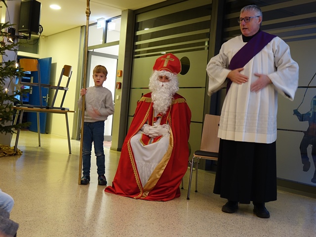 Diakon Weber führt durch den Gottesdienst; zu Gast der Nikolaus; an seiner Seite Stabträger Vitus